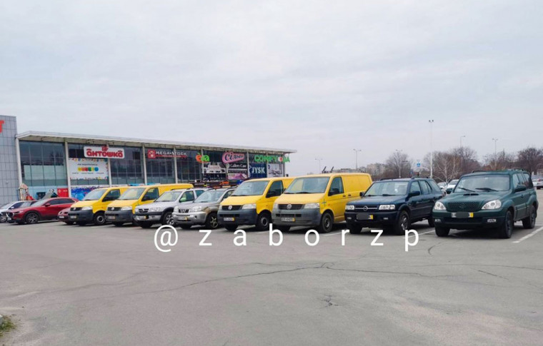 В Запоріжжі волонтери показали найбільшу партію авто, що передають для військових (фото, відео)