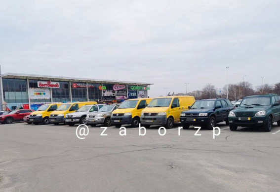 В Запоріжжі волонтери показали найбільшу партію авто, що передають для військових (фото, відео)