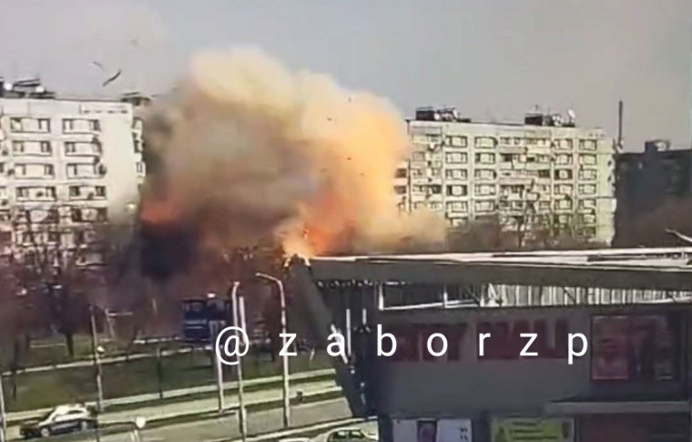 Владимир Зеленский прокомментировал взрывы в Запорожье  и выложил видео момента прилета в многоэтажку