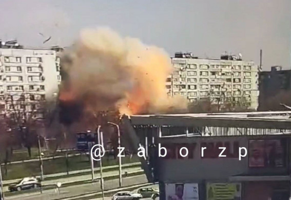 Владимир Зеленский прокомментировал взрывы в Запорожье  и выложил видео момента прилета в многоэтажку