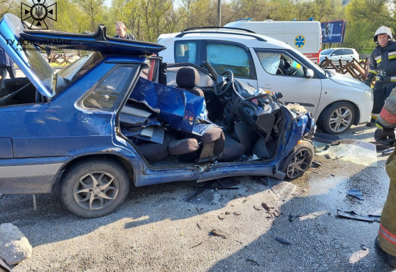 Подробности серьезного ДТП в Запорожье: двух подростков зажало в авто и их доставали с помощью специнструмента (фото, видео)