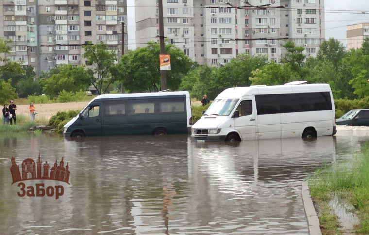 Погодний колапс у Запоріжжі: плаваючі машини, затоплені під'їзди та проблеми з громадським транспортом (відео)