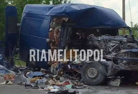 На окупованій території Запорізької області російський БТР врізався в мікроавтобус: загинув пасажир (фото, відео)