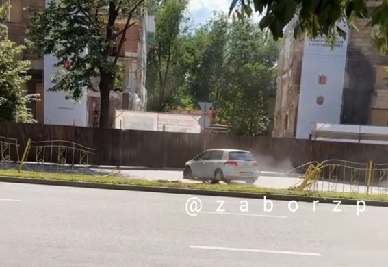 В Запоріжжі на центральному проспекті водій зніс металевий паркан: що сталося насправді?! (фото, відео)