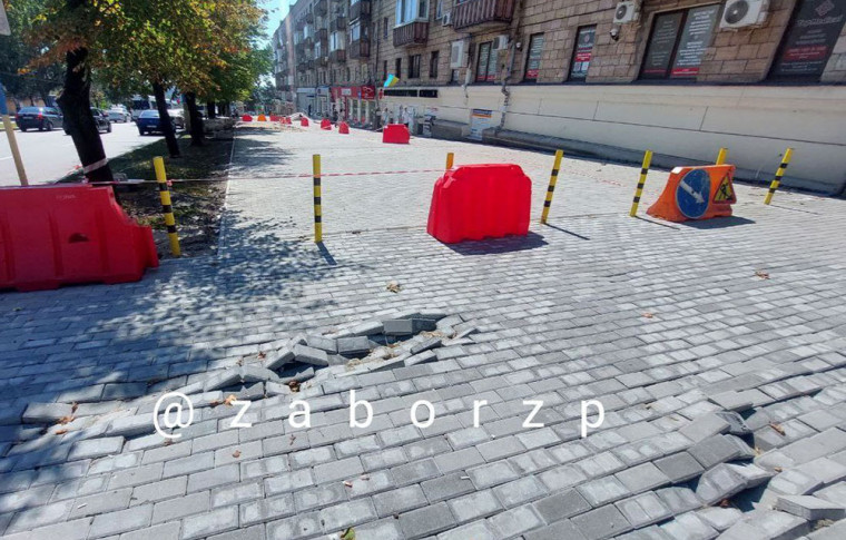 В Запорожье новая плитка, которой укладывают тротуары по проспекту, не выдержала первого дождя (фото, видео)