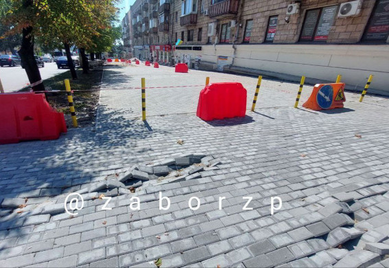 В Запорожье новая плитка, которой укладывают тротуары по проспекту, не выдержала первого дождя (фото, видео)