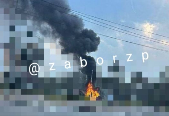 В Запоріжжі пролунали вибухи: ракети вдарили по цивільній інфраструктурі, є постраждалі (фото)