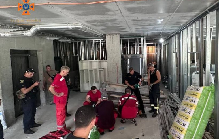 В Запорожье ЧП произошло в новостройке: три работника упали в шахту лифта, один человек погиб (фото)