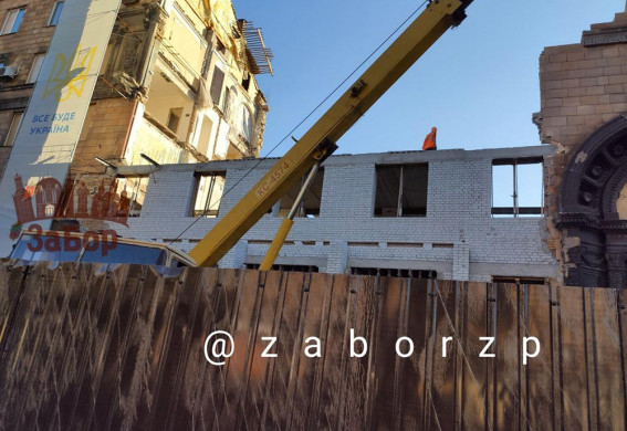 Як йде робота по відновленню зруйнованих росіянами будинків у Запоріжжі (фото, відео)
