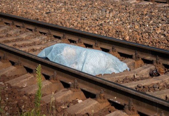 В Запорожье под колесами поезда погибла школьница, которая после ссоры с родителями ушла из дома