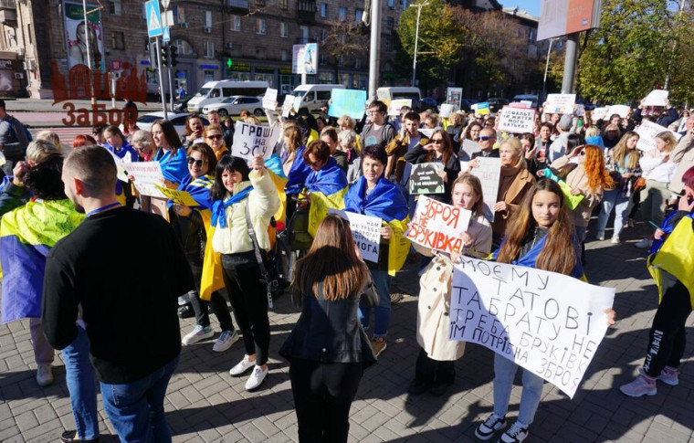 В Запоріжжі пройшов митинг на підтримку виділення коштів на ЗСУ: на одного з організаторів склали адмінпротокол (фото, відео)