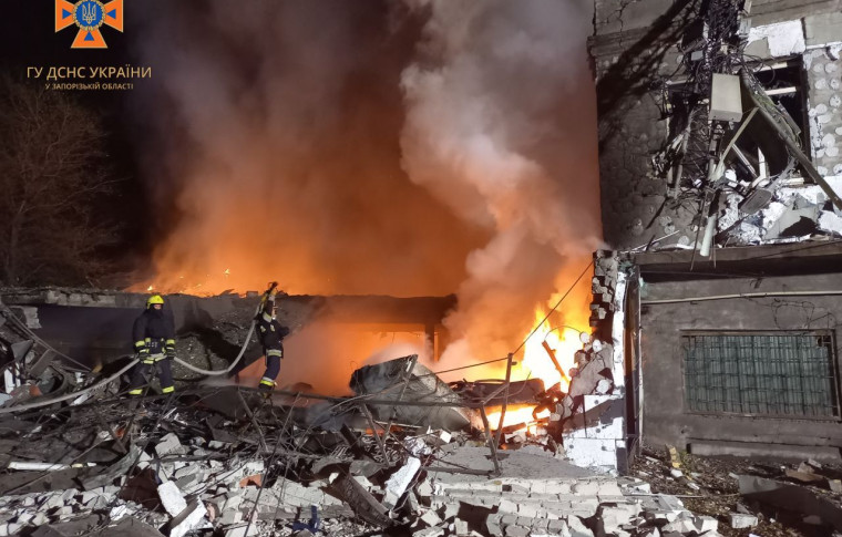 В Запоріжжі внаслідок ворожої атаки шахедами сталось дві пожежі: які наслідки?! (фото)