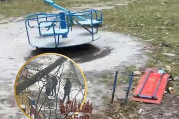 В Запоріжжі на відео потрапили кадри, як підлітки трощили дитячий майданчик