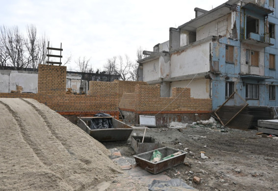 В Запоріжжі в шести будинках, які відбудовують коштами з держбюджету, вже почали відновлювати під’їзди (фото)