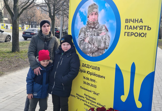 В Запоріжжі з жінки взяли 11 тисяч гривень, щоб встановити призму з ім'ям її загиблого чоловіка військового (відео)