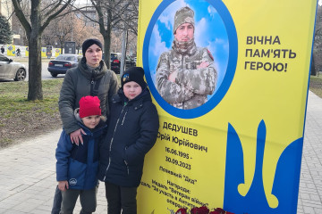В Запоріжжі з жінки взяли 11 тисяч гривень, щоб встановити призму з ім'ям її загиблого чоловіка військового (відео)