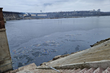 Рашисти вдарили по ДніпроГЕСу в Запоріжжі 8 ракетами: там стався витік нафти в річку (фото)