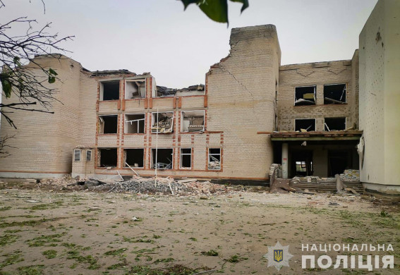 В передмісті Запоріжжя окупанти атакували дронами критичну інфраструктуру та медзаклад (фото)