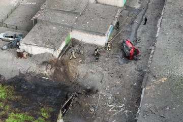 В Запоріжжі рятувальники вже ліквідували наслідки ракетних ударів: з'явились перші кадри з місць прильотів (фото, відео)