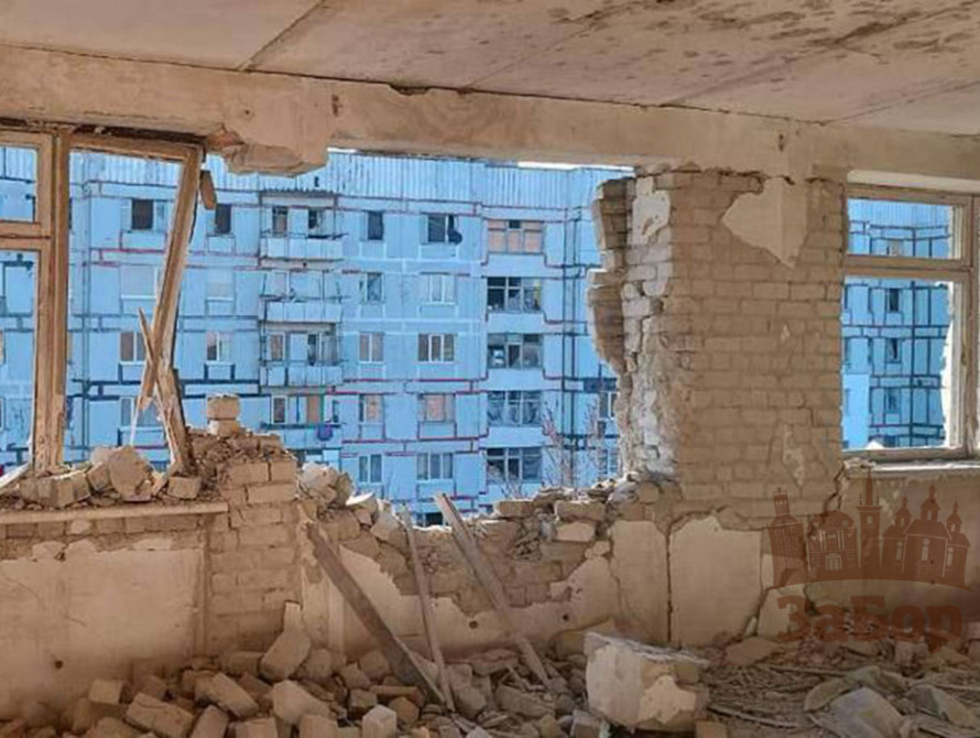 Зруйнова багатоповірхівка у Запоріжжі: вид з вікна