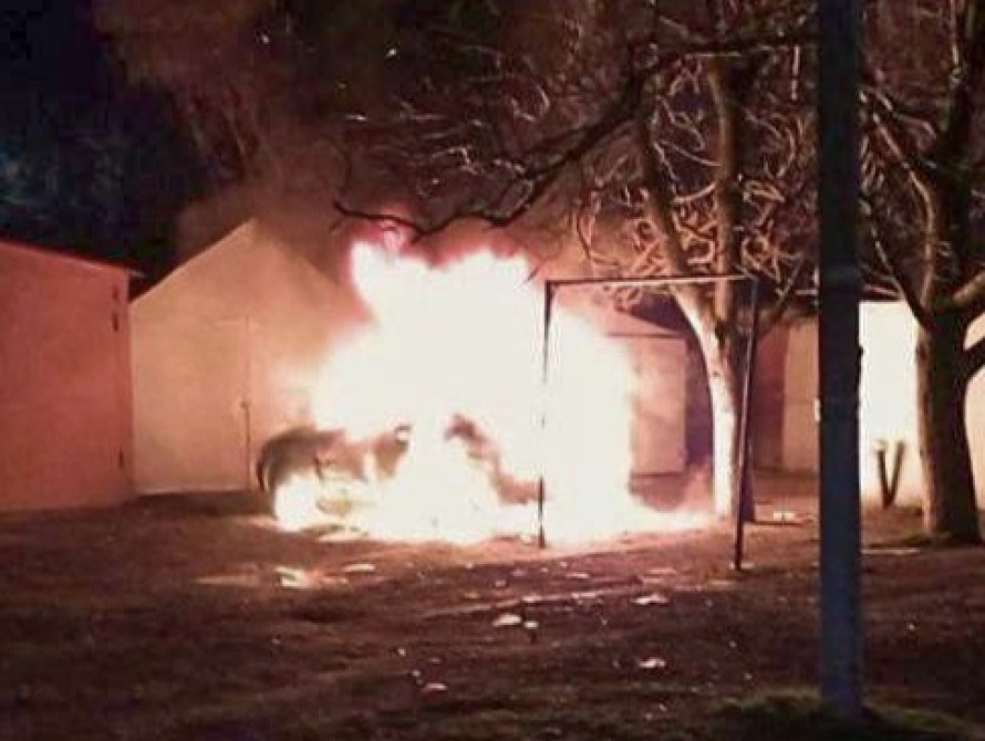 Палає автівка Василя Нечета у Бердянську
