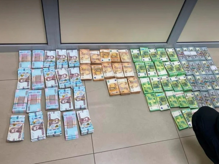 Гроші, що знайшли у запорізької посадовці  причетної до схем з закупівлі деревини для ЗСУ за завищеними цінами