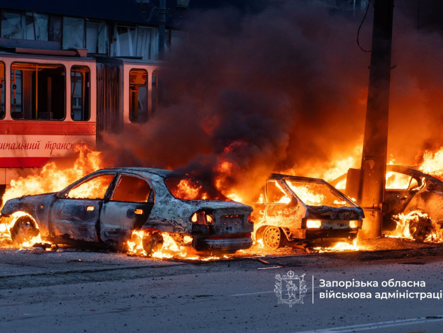 Автівки, що горіли після прильоту по Запоріжжю 8 січня