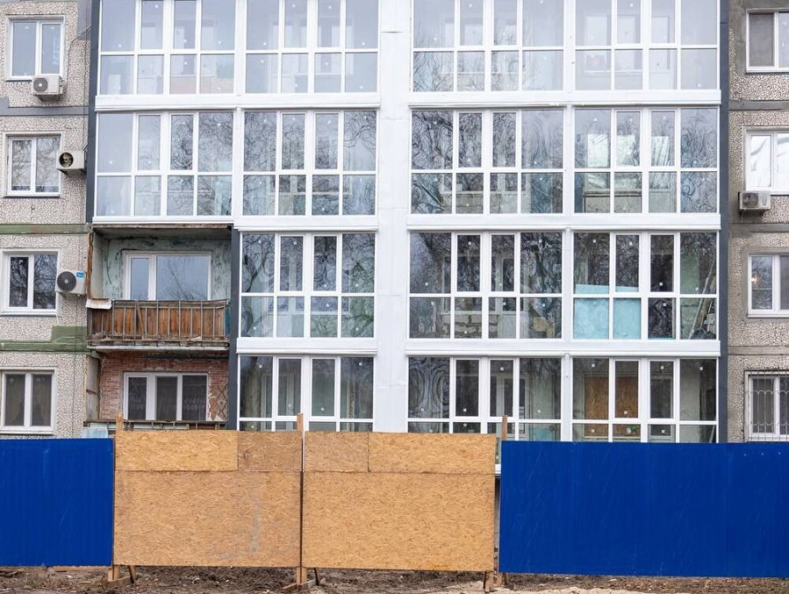 Майже відновлено ще одну пошкоджену багатоповерхівку