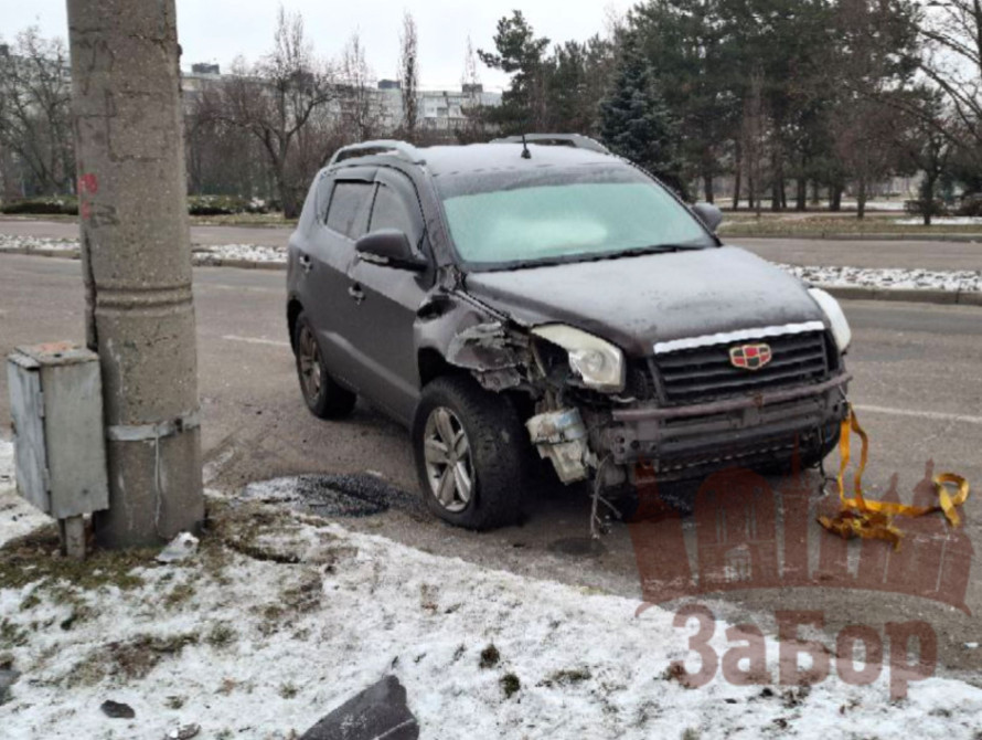 ДТП на Бабурці: авто врізалось в електоопору