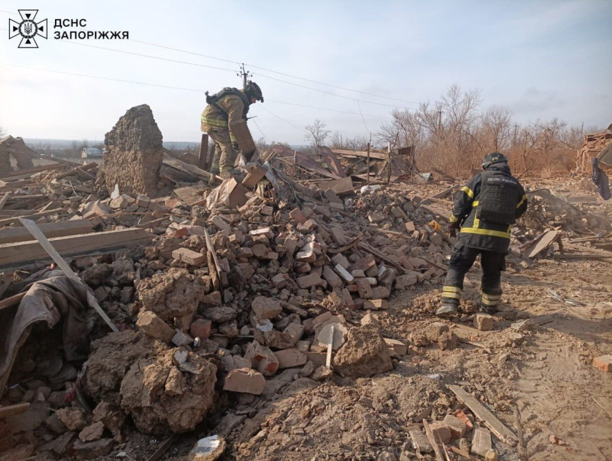 ДСНС розбирають завали після удару КАБом по селу Преображенка