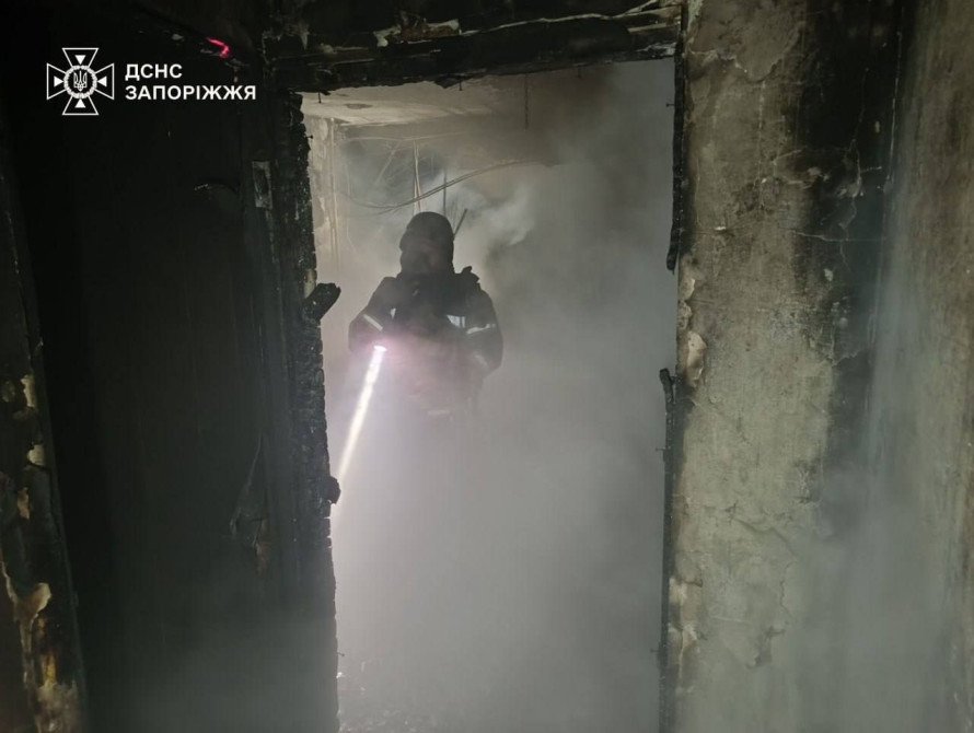 Дим в будинку після пожежі - наслідок прильоту шахеда по багатоповерхівці 27 лютого