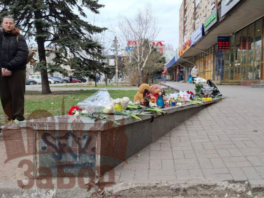 Запоріжці несуть квіти до місця, де працювало подружжя Маленків