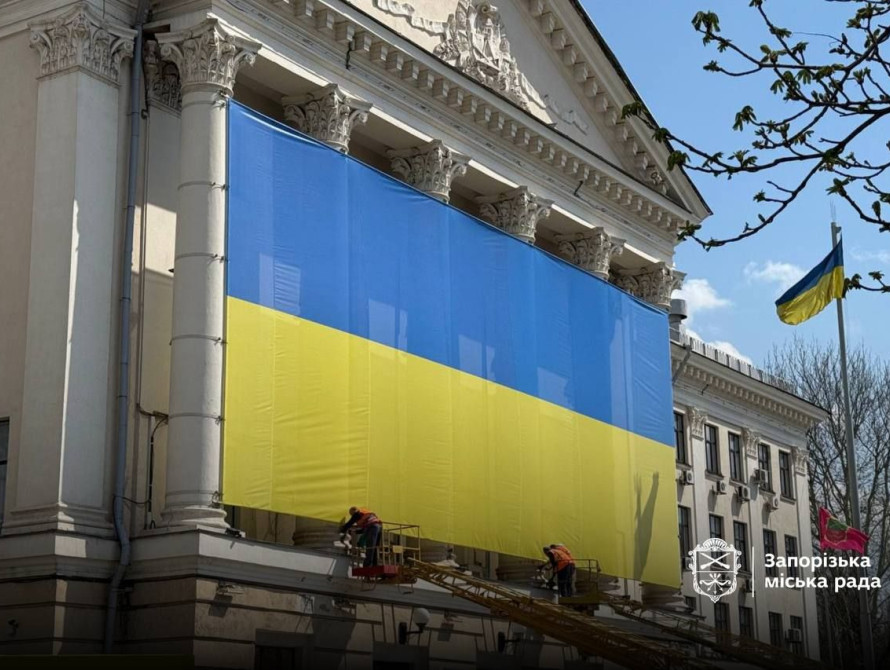 Оновлений державний прапор замайорів над Запорізькою міською радою