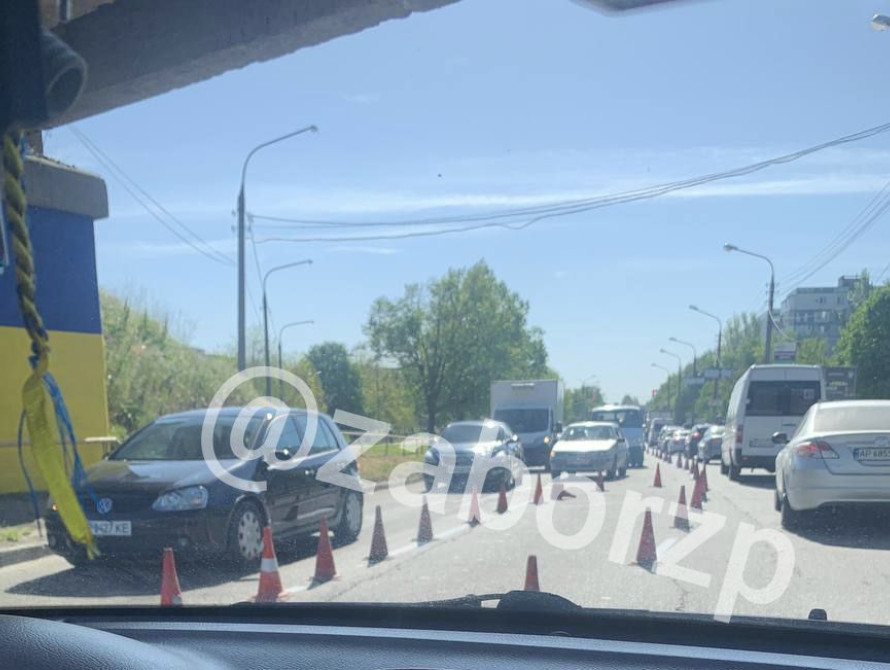 Рух ускладнено: нанесення розмітки зупинило транспорт на Бабурці