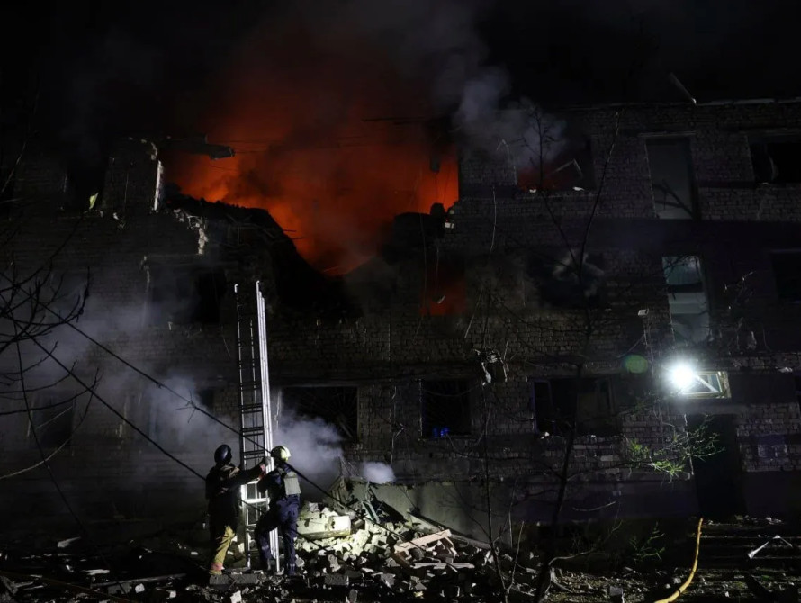 Після удару шахеда по багатоповерхівці в Запоріжжі жінка розшукує батька, який залишався в зруйнованому будинку