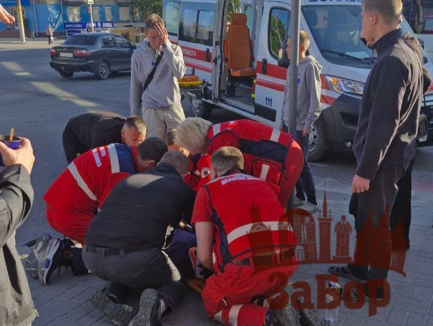 На місці аварії на Лахті — понівечений мотоцикл і мінівен із вибитим склом