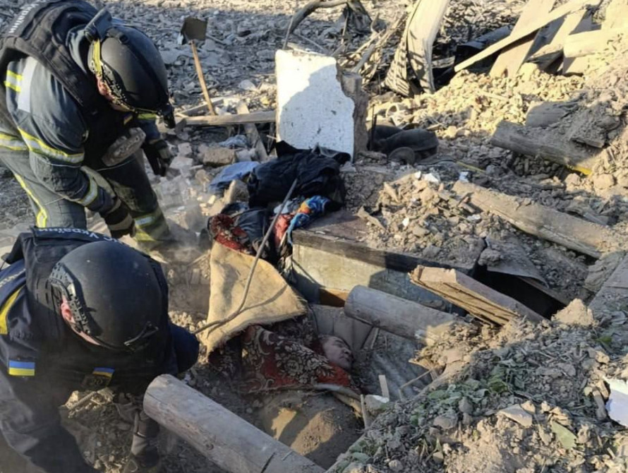 Наслідки удару по Оріхову: дістають з-під завалів людей