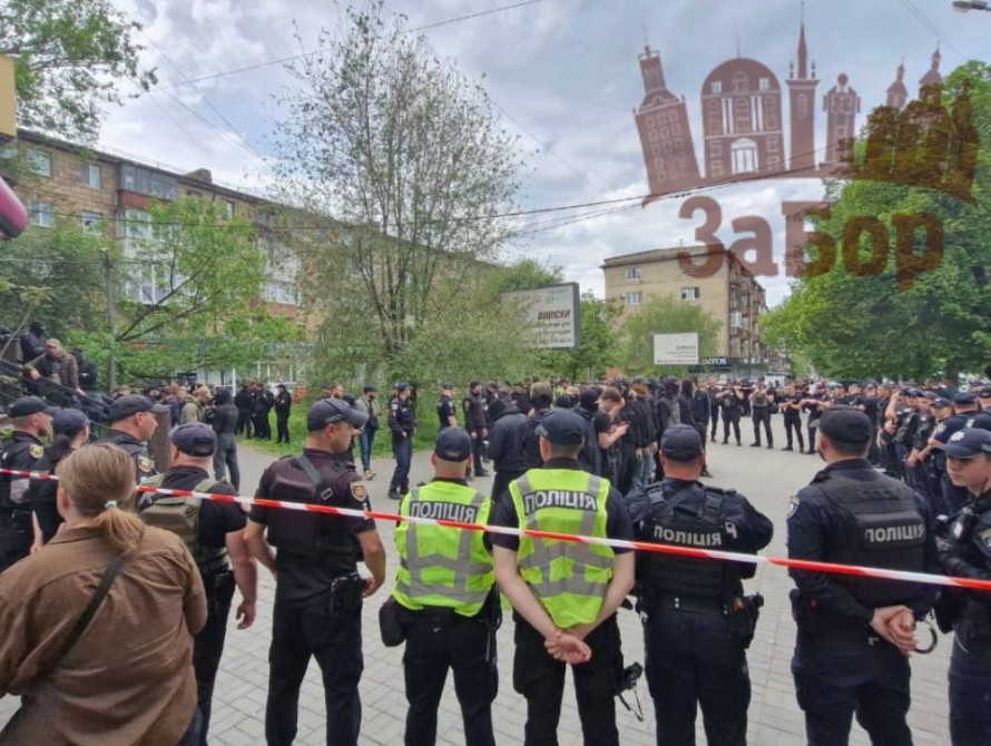 У Запоріжжі на центральному проспекті зібралися невідомі в балаклавах