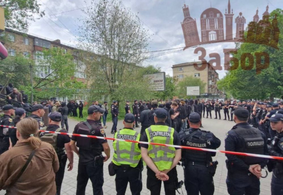 Невідомі в балаклавах і поліція: у Запоріжжі новий скандал навколо Демосу (фото, відео)
