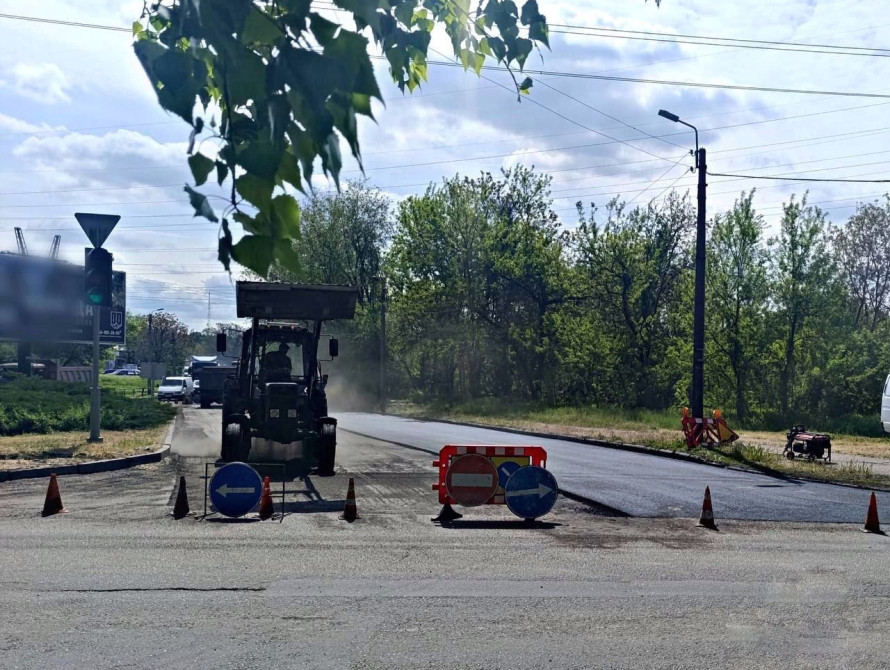 Дорожня техніка на Алюмінієвій: рух транспорту обмежено