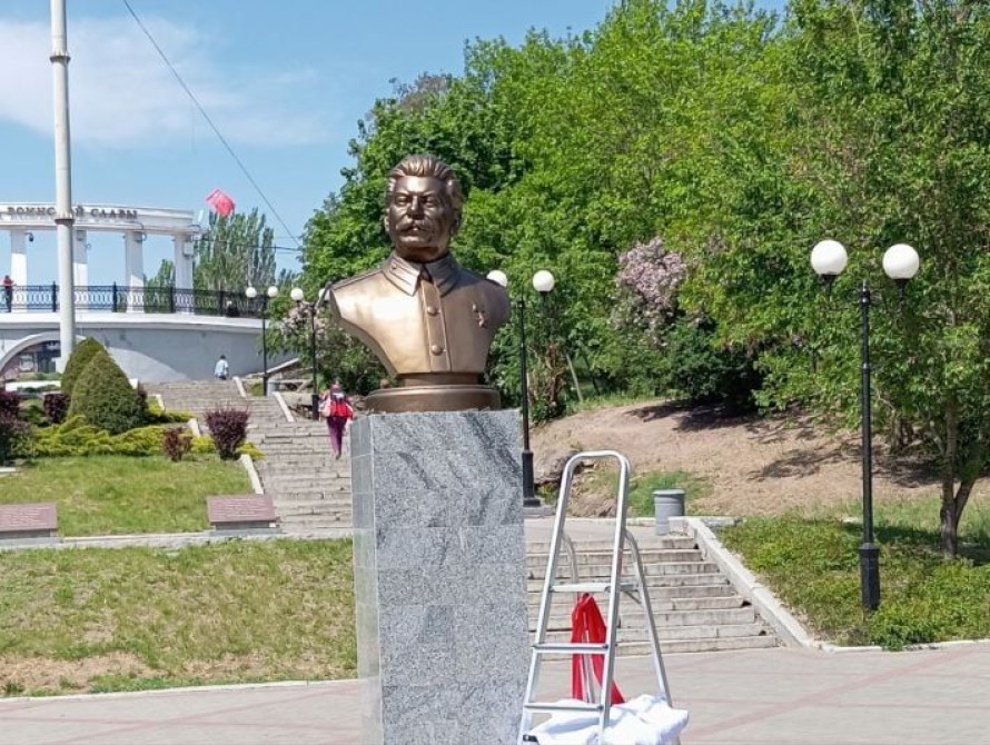 У Мелітополі на Алеї Слави окупанти встановили погруддя Сталіна — символ радянського терору та російського реваншизму