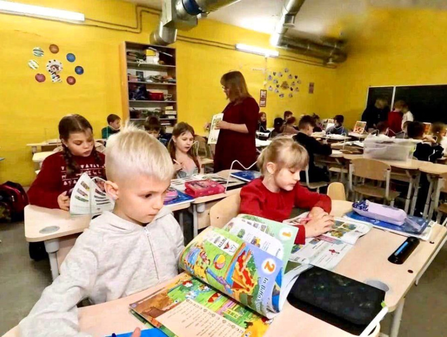 Учні гімназії в Комунарському районі Запоріжжя під час уроку в оновленому укритті