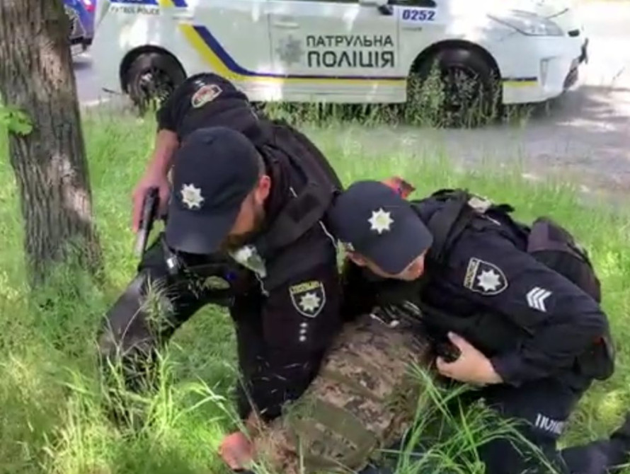 Патрульні затримують чоловіка із собакою у Запоріжжі, 14 травня 2025 року