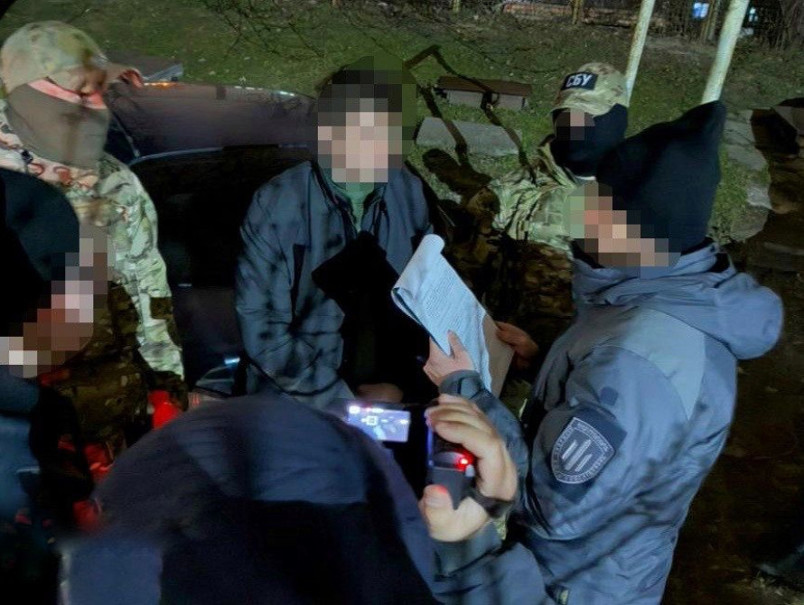 Адвоката затримали під час передачі грошей за “послугу дезертирства”, а його дружину – за сприяння втечам військових
