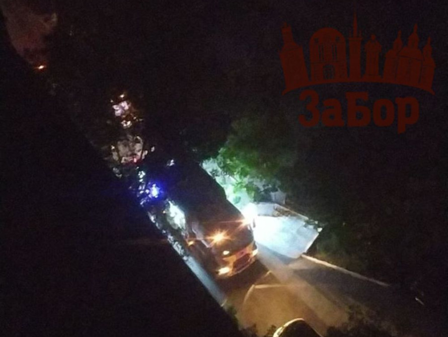 У нічній пожежі на Малому Ринку в Запоріжжі рятувальники врятували двох жінок і евакуювали ще чотирьох мешканців багатоповерхівки