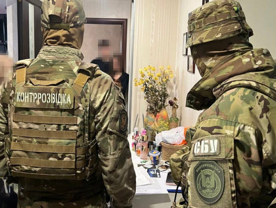 Вилучені відеореєстратори, телефони та інші докази діяльності агентів