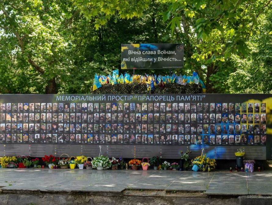 Меморіал “Прапорець пам’яті” у Запоріжжі: містяни вшанували загиблих героїв, встановивши банер із майже 200 світлинами
