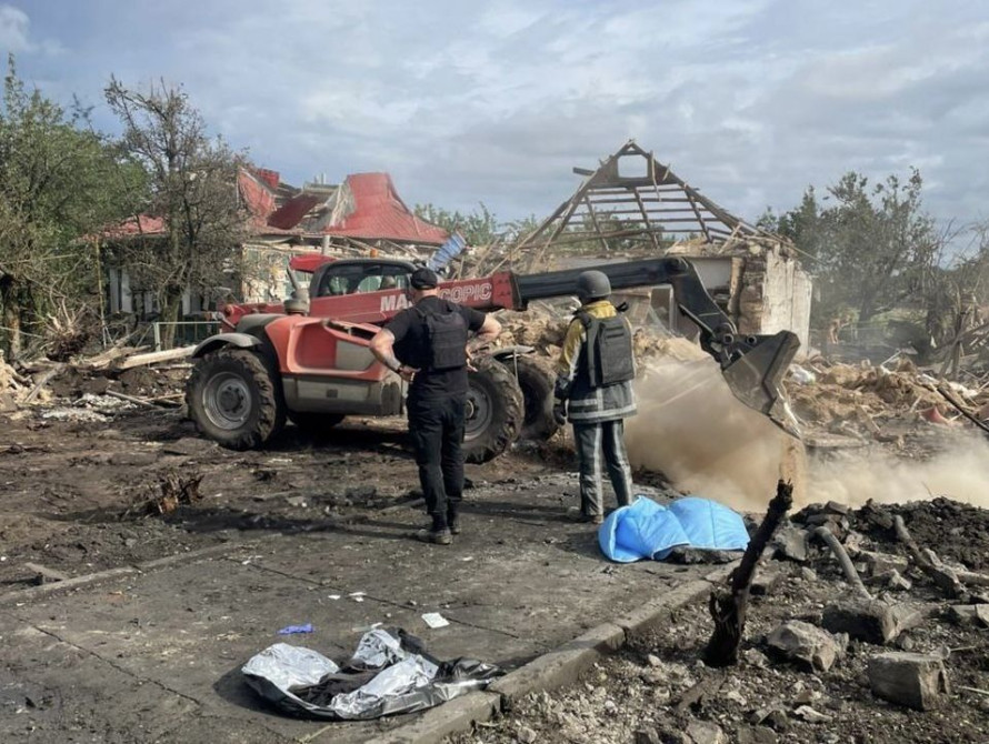 Рятувальники розбирають завали зруйнованого будинку в селі Верхня Терса після авіаудару РФ
