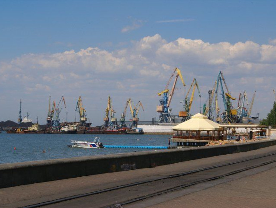 Окупанти готуються розширити морський порт у Бердянську для вивозу награбованого та посилення військової логістики