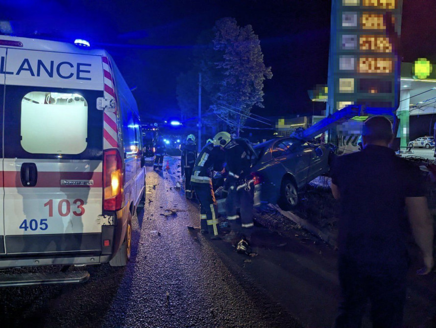 Рятувальники ДСНС деблокували мотоцикліста, якого затисло під легковиком після зіткнення